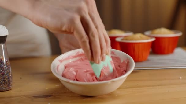 Şekerci Kekler Için Pembe Krema Hazırlarken Çeşitli Süslemeler Süslemeler Masanın — Stok video