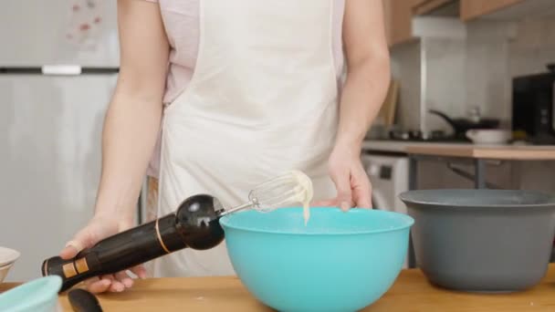 Інгредієнти Столі Тіста Жінка Фоні Кухонного Інтер Єру Готує Щось — стокове відео