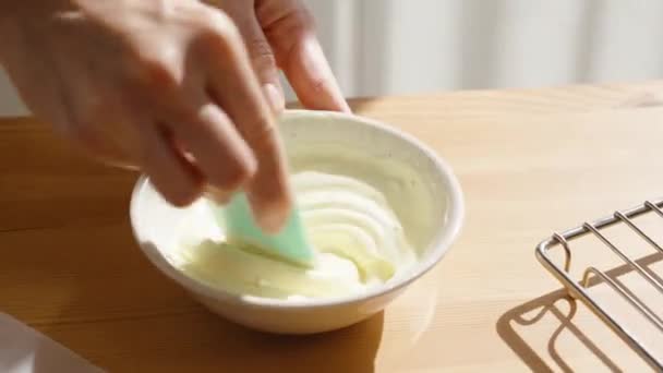 Chef Pasteleiro Mulher Está Mexendo Creme Branco Uma Tigela Sob — Vídeo de Stock