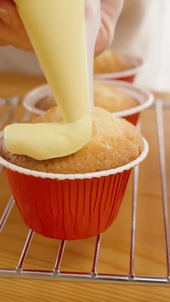 Crema Amarilla Aprieta Patrón Circular Una Bolsa Pastelería Cupcake Revestimiento — Vídeos de Stock