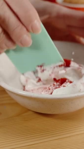 Женщина Смешивает Красный Пищевой Порошок Белым Кремом Раскрасить — стоковое видео