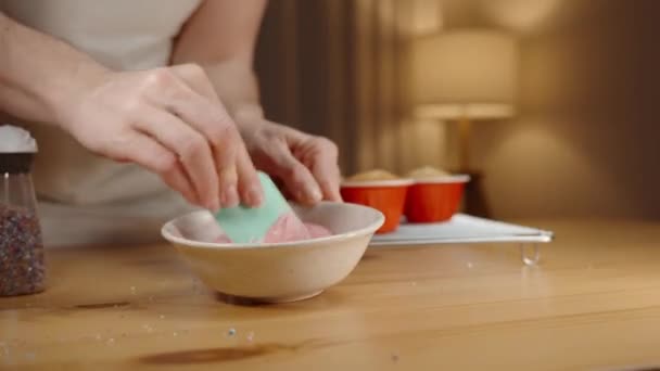 Kek Süslemek Için Kırmızı Krema Kadın Onu Yakınlardaki Diğer Malzemelerle — Stok video
