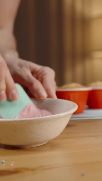 Glassa Rossa Decorare Cupcake Donna Sta Mescolando Con Altri Ingredienti — Video Stock
