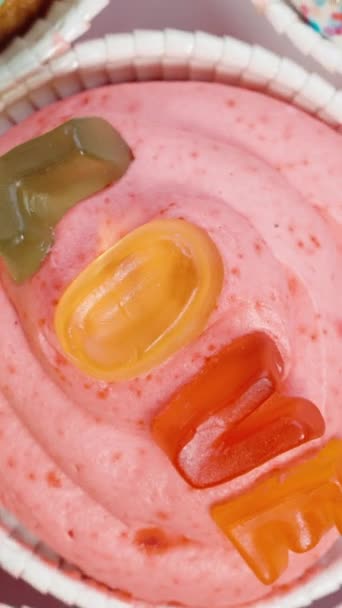사랑이라는 단어와 다양한 다채로운 하트를 형성하는 편지로 컵케이크의 — 비디오