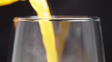 Portakallı gazozu bir bardağa doldurmak, ve Bubbles in the Glass, Close-Up, Slow Motion 'dan Buhar Patlaması.