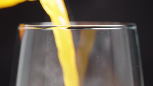 在玻璃杯中倒入橙汁 从玻璃杯中的气泡中喷出蒸汽 动作缓慢 — 图库视频影像