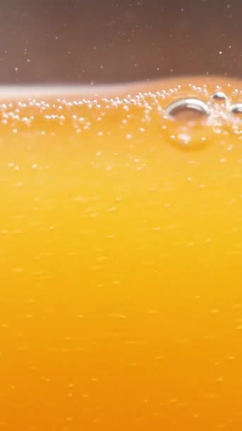 Dikey Video Portakal Suyu Soda Macro Shot Kabarcıklar Sıvı Seviyesi — Stok video