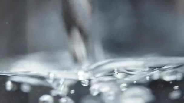 Despejando Água Copo Macro Tiro Bolhas Sob Água Câmera Lenta — Vídeo de Stock