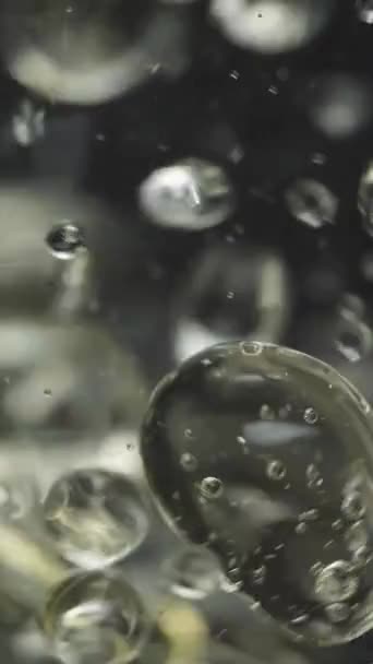 Vertikales Video Blasen Wasser Auf Schwarzem Grund Wasser Makro Zeitlupe — Stockvideo