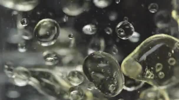 Blasen Wasser Auf Schwarzem Grund Wasser Makro Zeitlupe — Stockvideo