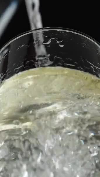 Vertikální Video Voda Nalije Sklenice Olejem Pohled Nízkého Úhlu Zpomalený — Stock video