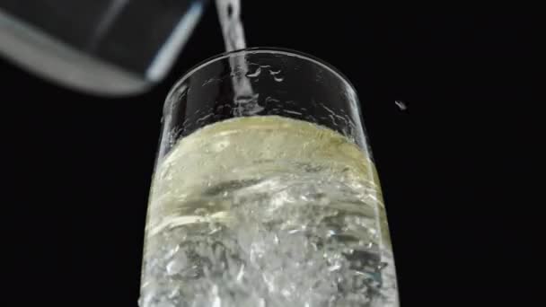 Acqua Viene Versata Bicchiere Con Olio Vista Angolo Basso Rallentatore — Video Stock