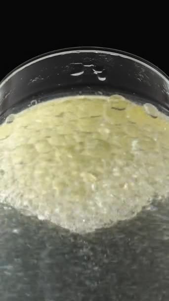 Vertikales Video Ein Glas Mit Ölblasen Wasser Das Sich Inneren — Stockvideo