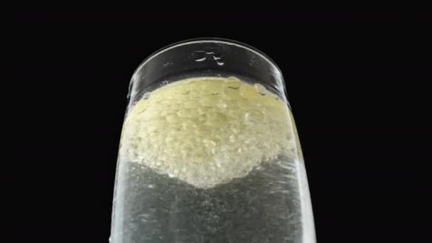 玻璃杯在水里有气泡的玻璃杯 在黑色的背景上旋转玻璃杯中的气泡 — 图库视频影像