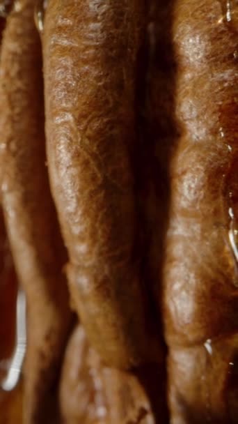 Video Verticale Pecan Ruota Sfondo Nero Honey Drops Esso Glisten — Video Stock