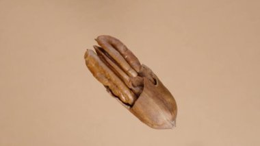 Ceviz kabukları masaya dökülüyor, ceviz cevizinin en üst görüntüsü. Yavaş çekim.