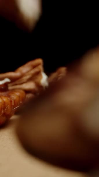 Вертикальное Видео Очищенные Орехи Орехов Орехов Падают Стол Черном Фоне — стоковое видео