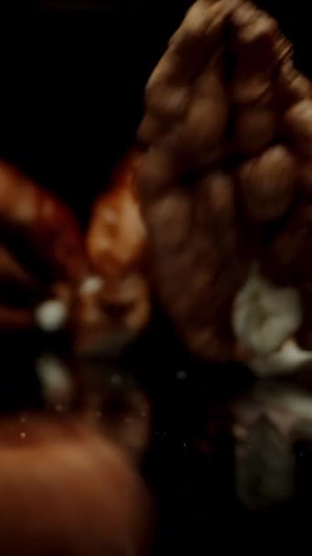 Вертикальне Відео Очищені Пеканні Горіхи Впадають Повільний Рух Чорний Відбиваючий — стокове відео