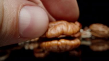 Bir adamın eli ceviz kabuğu soyulmuş, makro desenli ve biçimli..