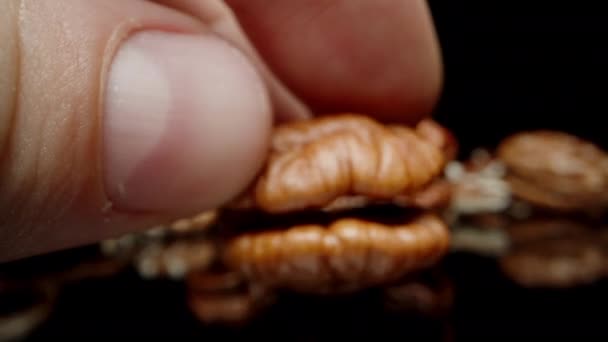 Bir Adamın Eli Ceviz Kabuğu Soyulmuş Makro Desenli Biçimli — Stok video