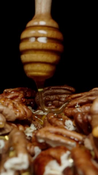 Κάθετο Βίντεο Pecan Περιχύνεται Μέλι Από Μια Ξύλινη Κουτάλα Κοντινό — Αρχείο Βίντεο