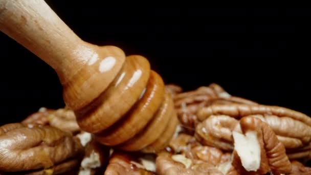 Dřevěná Lžíce Míchající Pekanové Ořechy Medem Zblízka — Stock video