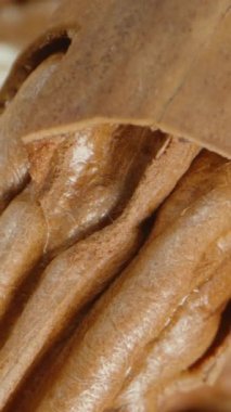 Dikey video. Fındık masaya düşer ve kamera aşağıdaki fındıklı uzak arkaplana odaklanır. Yavaş çekim.