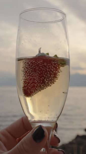 비디오 딸기와 샴페인의 유리와 여자의 바다에 — 비디오