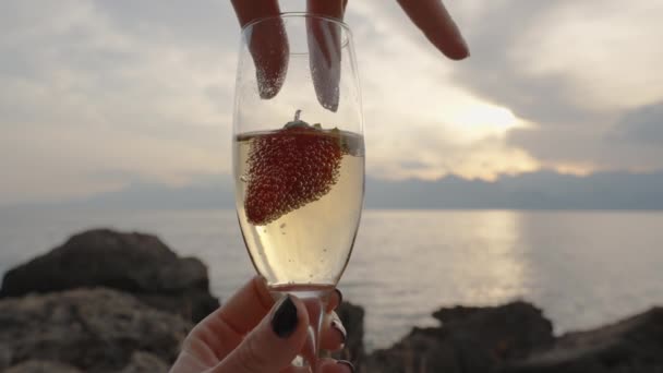 Femme Prend Des Fraises Dans Verre Champagne Contre Coucher Soleil — Video