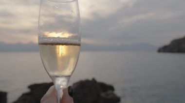 Denizde Gün Batımı, Kadın Ellerinde Şampanya Kadehinde Yansıyan Güneş, Yakın Çekim Yavaş Hareket.