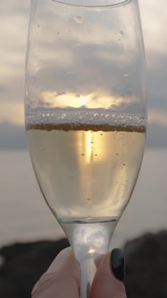 Vertikales Video Sonnenuntergang Auf See Sonne Spiegelt Sich Glas Champagner — Stockvideo
