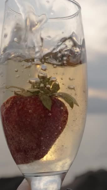 Dikey Video Çilek Şampanyası Köpüren Deniz Günbatımına Karşı Romantik Akşam — Stok video