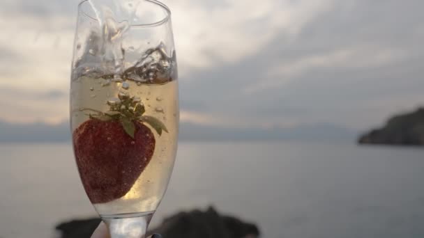 Close Van Aardbeien Vallen Glas Champagne Het Fizzing Tegen Zee — Stockvideo