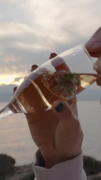 Vidéo Verticale Jeune Femme Boit Champagne Coucher Soleil Sur Mer — Video