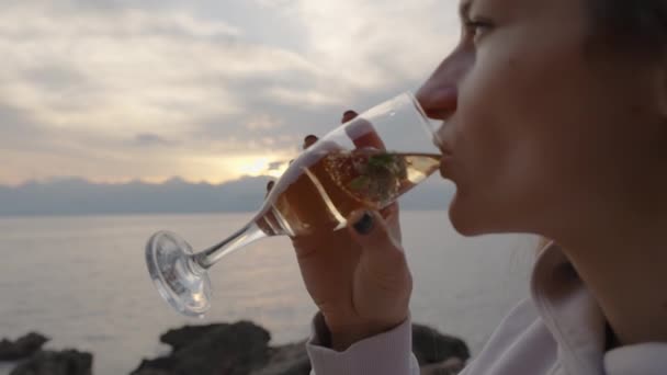 Młoda Kobieta Pije Szampana Zachodzie Słońca Nad Morzem Truskawki Szkle — Wideo stockowe