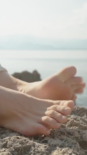 Vertikales Video Nackte Füße Einer Jungen Frau Die Bei Sonnigem — Stockvideo
