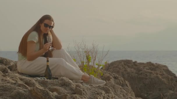 Einsame Junge Frau Sitzt Auf Der Decke Auf Den Felsen — Stockvideo