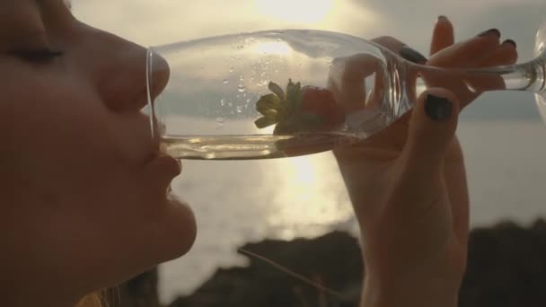 Mladá Žena Vypije Sklenici Šampaňského Dno Tam Zůstane Jahoda Pozadí — Stock video