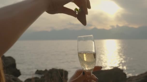 Mladá Žena Hodí Jahodu Sklenice Šampaňského Prohlédne Bublinky Uvnitř Západ — Stock video