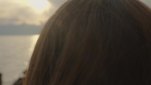 Полуниця Келиху Шампанського Відображає Яскраві Промені Навколишнього Сонця Жінка Морі — стокове відео