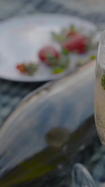 Вертикальне Відео Бульбашки Келиху Шампанського Полуниці Всередині Крупним Планом Дата — стокове відео