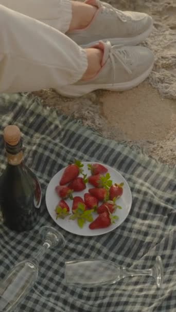 Vertikales Video Champagner Mit Erdbeeren Und Zwei Gläsern Die Auf — Stockvideo