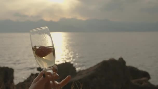 Genç Kadın Içinde Çilek Olan Bir Kadeh Şampanyayı Seviyor Denizde — Stok video
