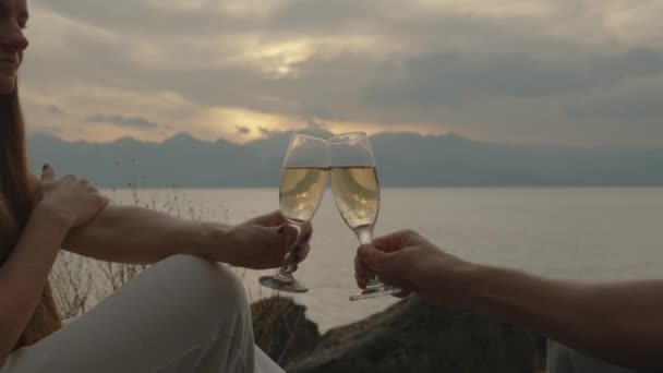 Muž Žena Cink Šampaňské Brýle Proti Západu Slunce Moři Romantické — Stock video