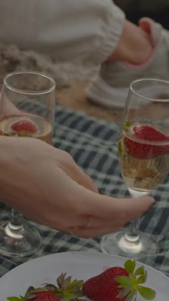 Vertikální Video Žena Podá Sklenici Šampaňského Cinkáme Pijeme Proti Západu — Stock video