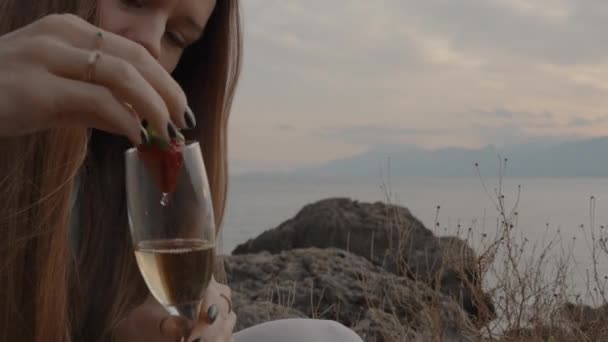 Junge Frau Nimmt Erdbeere Aus Champagnerglas Isst Sie Und Wäscht — Stockvideo