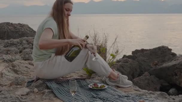 Osamělá Mladá Žena Otevře Šampaňské Nalije Sklenice Poslední Kapky Sedět — Stock video