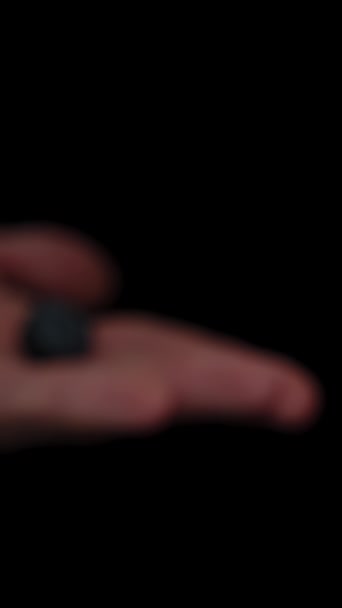 Вертикальное Видео Медленно Появляясь Издалека Ладони Человека Появляется Одинокая Черника — стоковое видео