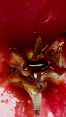 Dikey video. Masaya yakın plan olarak elma ve nar suyu kavanozu koydum..