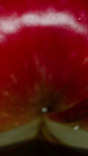Vertikální Video Polovina Červeného Jablka Leží Černém Stole Kapkami Vody — Stock video